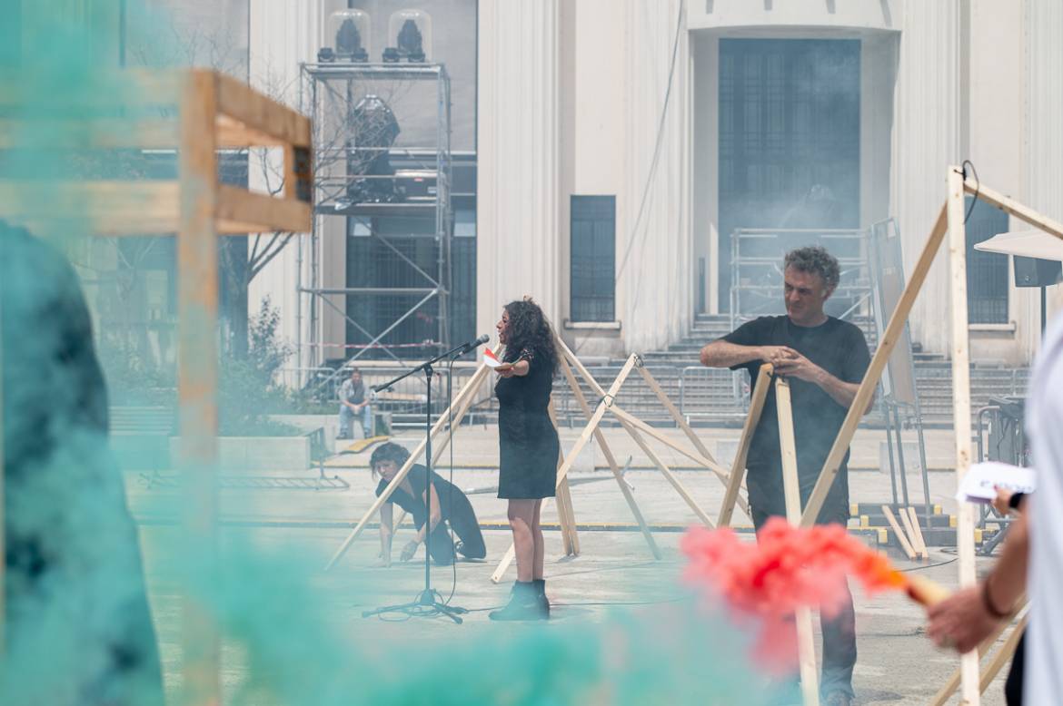 Uz et coutumes, une femme sur un mur, vendredi 21 juin - (c) Alexandre Boissot